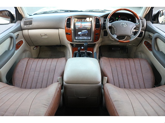 12.1インチ大迫力のテスラナビ装備！