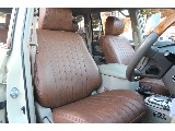 キャメルシートカバー装備済み！ ベージュ内装ということもあり、明るい雰囲気の車内となっております。