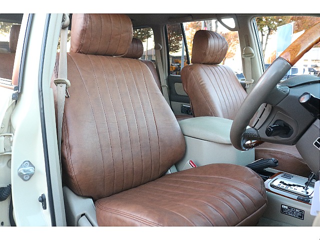 キャメルシートカバー装備済み！ ベージュ内装ということもあり、明るい雰囲気の車内となっております。