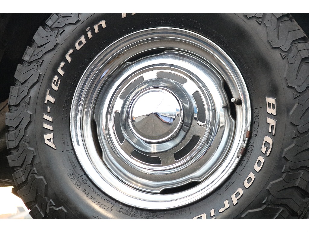 タイヤサイズは235/85R16となっており、クラシックスタイルによく合う細くて外径の大きいものになっております！