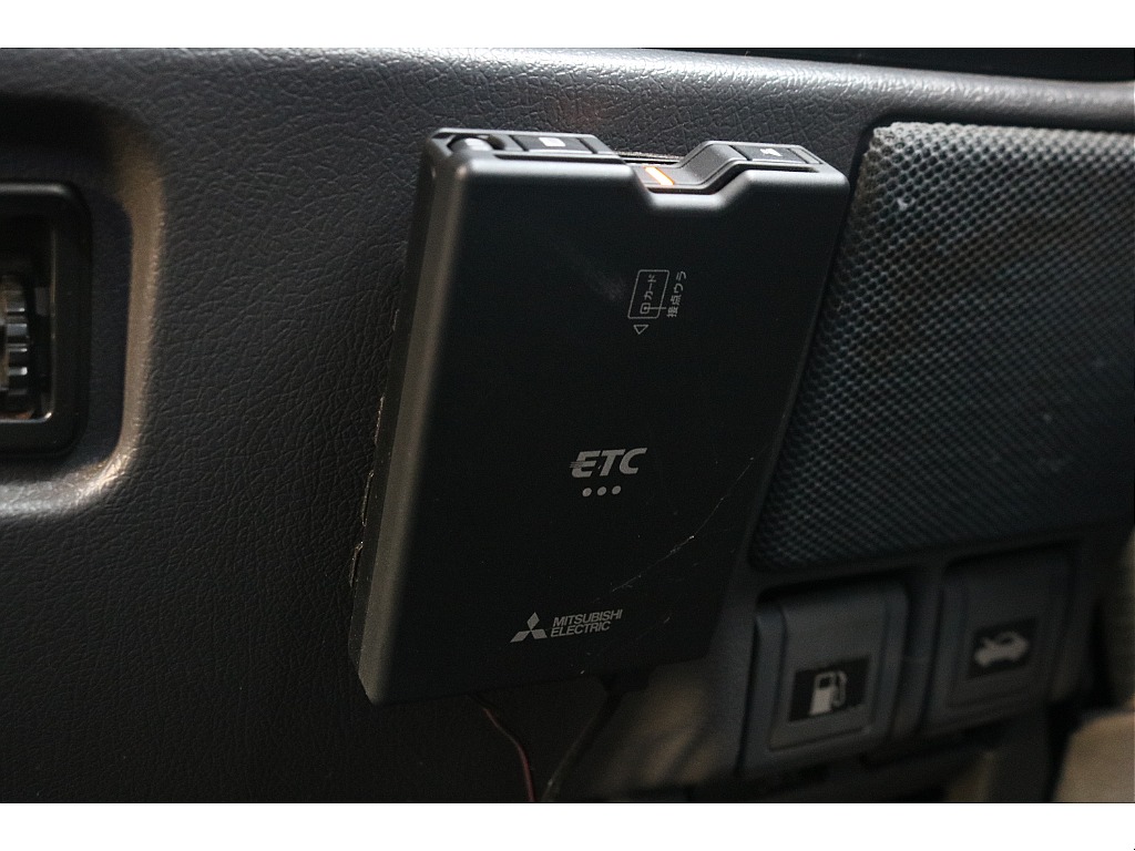 冷蔵庫付きセンターコンソール！ 真夏の暑い日でもキンキンに冷えた状態で水分補給可能です！