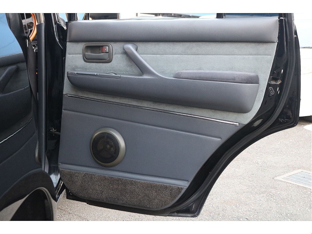 内張は多少の傷や汚れが見受けられますが、年式を考慮すると非常に綺麗な状態後思います！