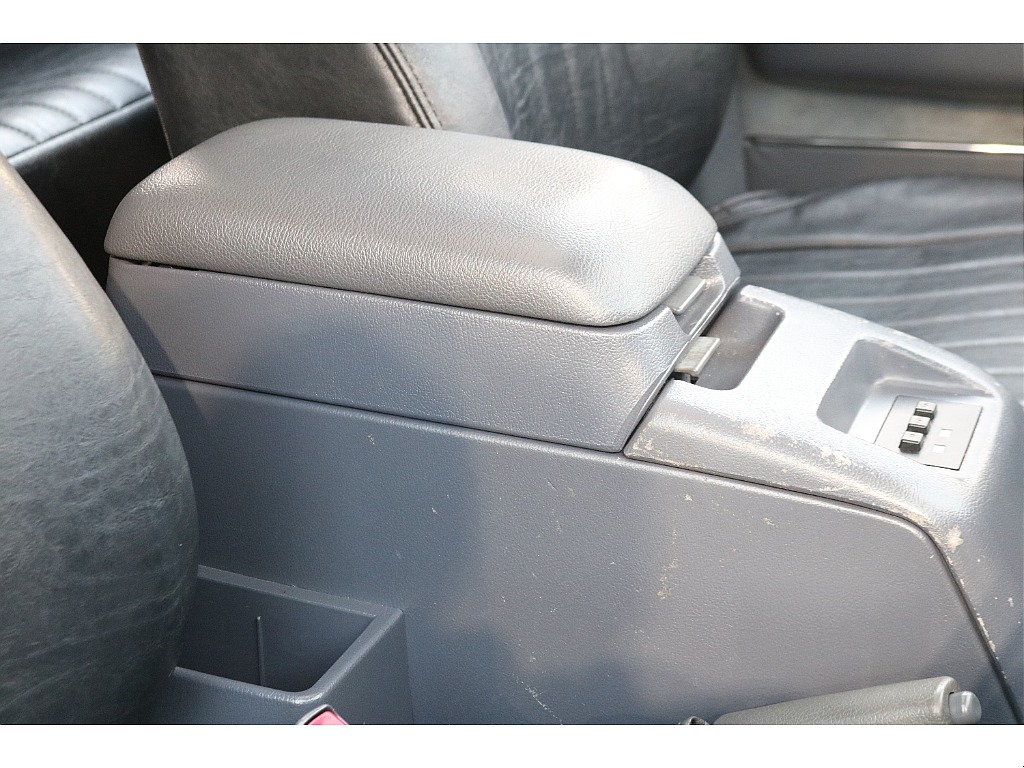 センターコンソール！ 小物の収納や運転中のひじ掛けとして非常に便利です！
