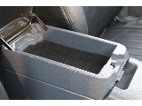 センターコンソール！ 小物の収納や運転中のひじ掛けとして非常に便利です！