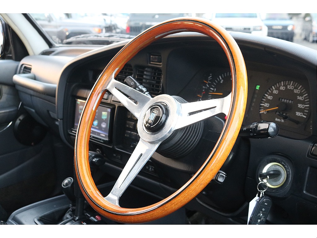 嬉しいことにナルディウッドハンドルが装備済みになります！