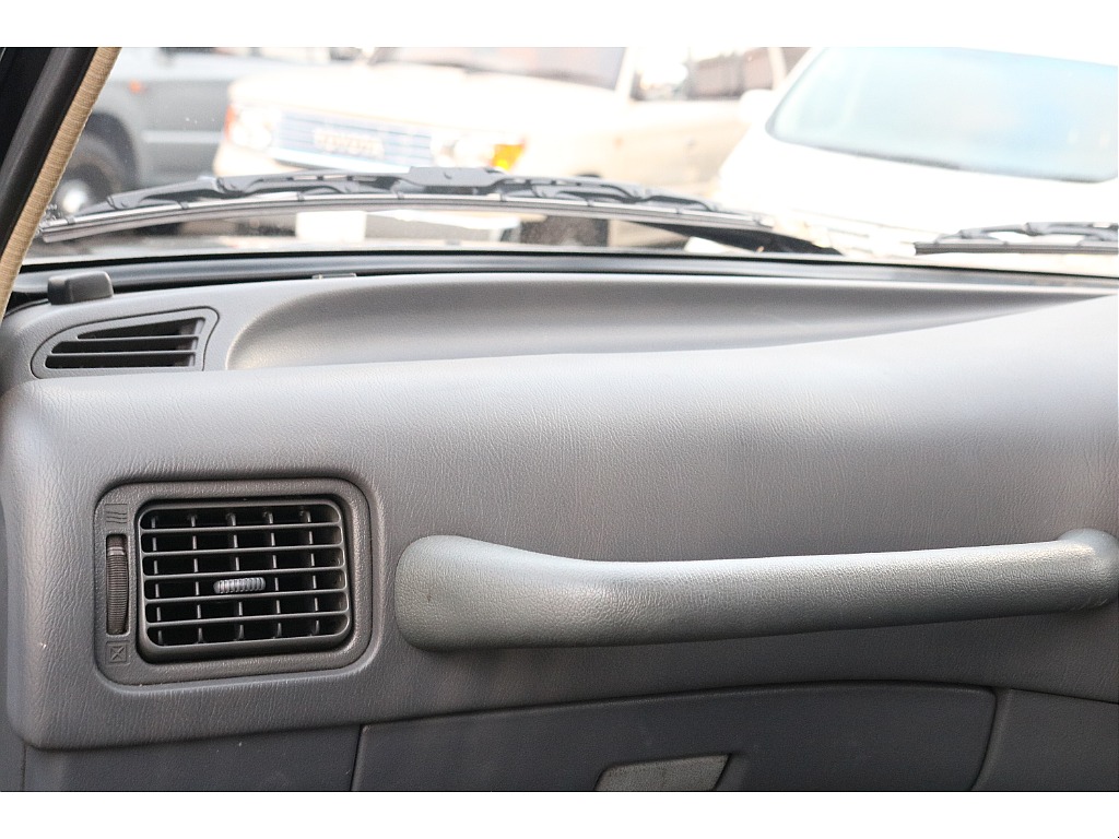 助手席の前にはアシストグリップが付いており、フックをかけたり利便性が高いです！