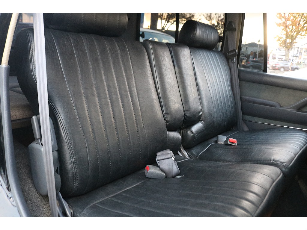 2列目は3人乗り！アームレストも装備しており、くつろいでお過ごし頂けます！