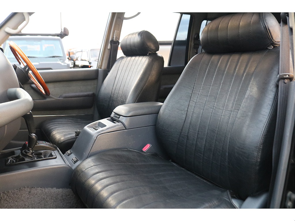 助手席ももちろん快適です！ 幅広いシートになりますのでゆったりお過ごしいただけます！