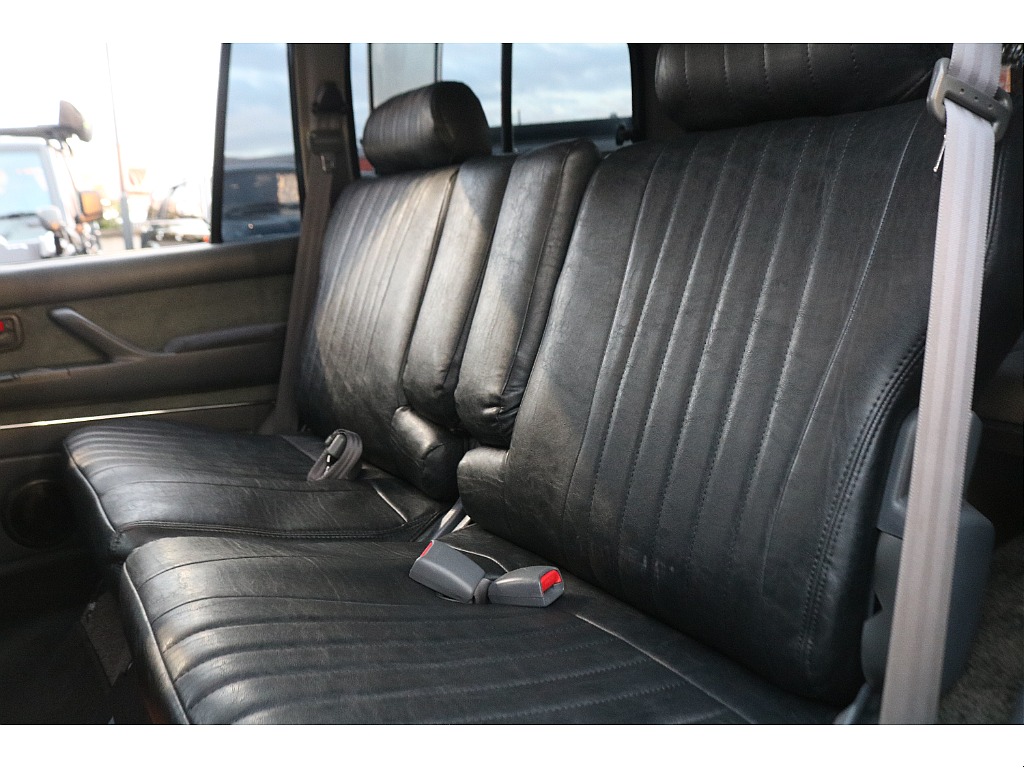 セカンドシートは成人男性2名が乗車しても余裕があるため、窮屈感を感じることなくドライブをお楽しみいただけます！