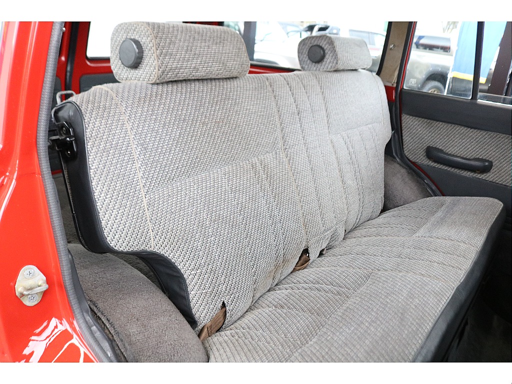 セカンドシートはベンチ一体型となっております！