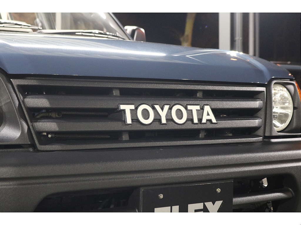 TOYOTA文字グリルもラプターライナー塗装済み！