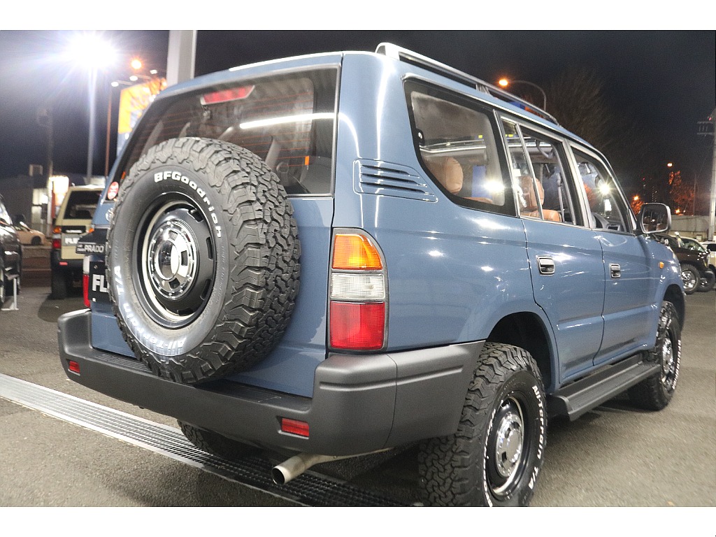 背面タイヤも装備されており四駆らしい見た目となっております！