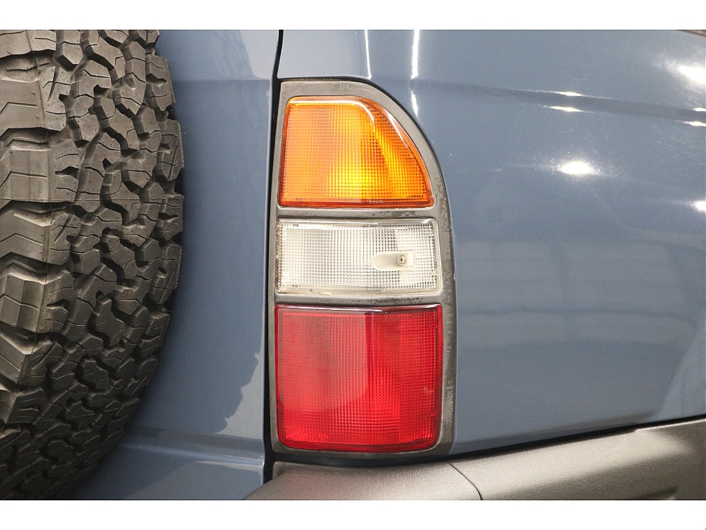 クラシカルな印象の３色テールレンズ！