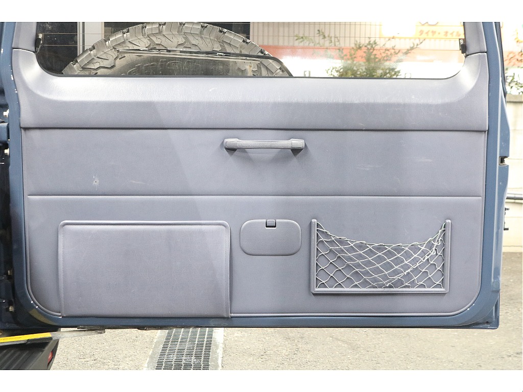 ラゲッジ内張は小物収納も可能！内張がテーブルになる商品の展開も御座いますので気になる方はお問い合わせください♪