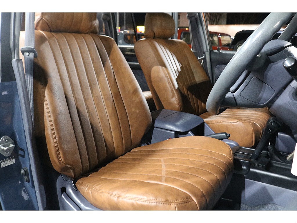 運転席はクッション性が高く、長距離運転でも疲れにくくなっております！
