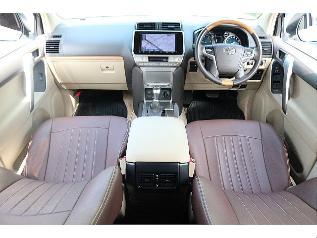 ブラウンカラーのシートカバーが装着されています！