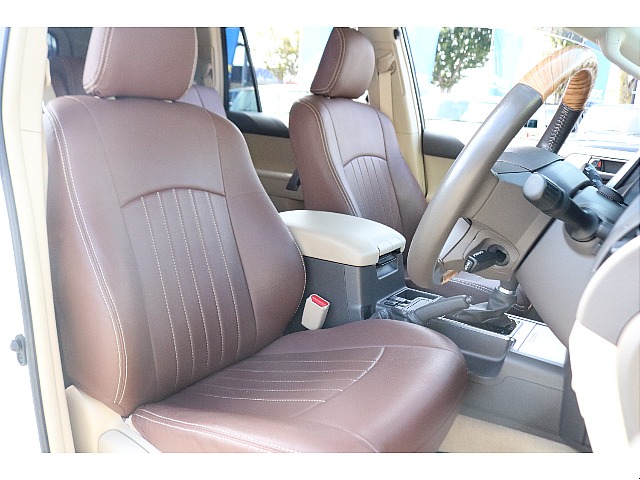 運転席はゆったりと座れるスペースがあり中央には大サイズのセンターコンソールもありリラックスして運転していただけます！