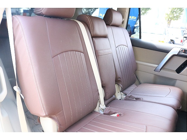 セカンドシートは成人男性2名が座っても余裕があります！