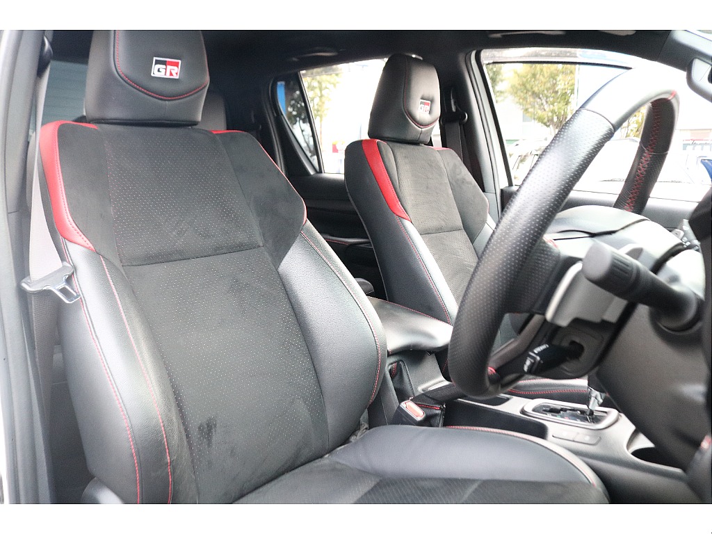 運転席は体をしっかり固定してくれる立体感のあるシートになっております！
