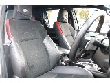 運転席は体をしっかり固定してくれる立体感のあるシートになっております！