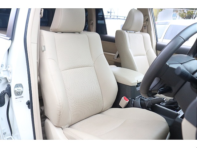 運転席はゆったりと座れるスペースがあり中央には大サイズのセンターコンソールもありリラックスして運転していただけます！