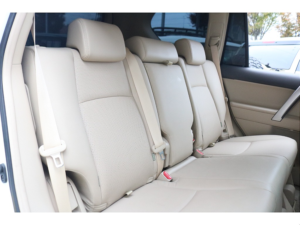 セカンドシートは成人男性2名が乗車しても余裕があります！