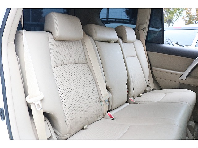 セカンドシートは成人男性2名が乗車しても余裕があります！