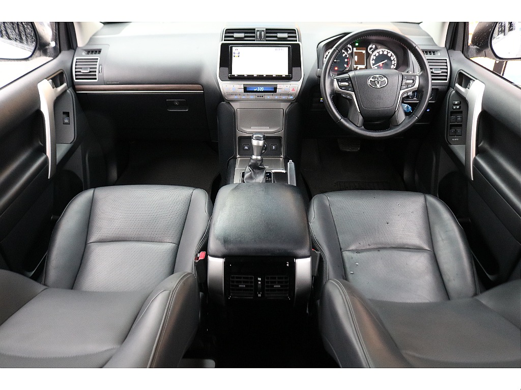 ブラック内装！落ち着いた雰囲気の内装になっております！