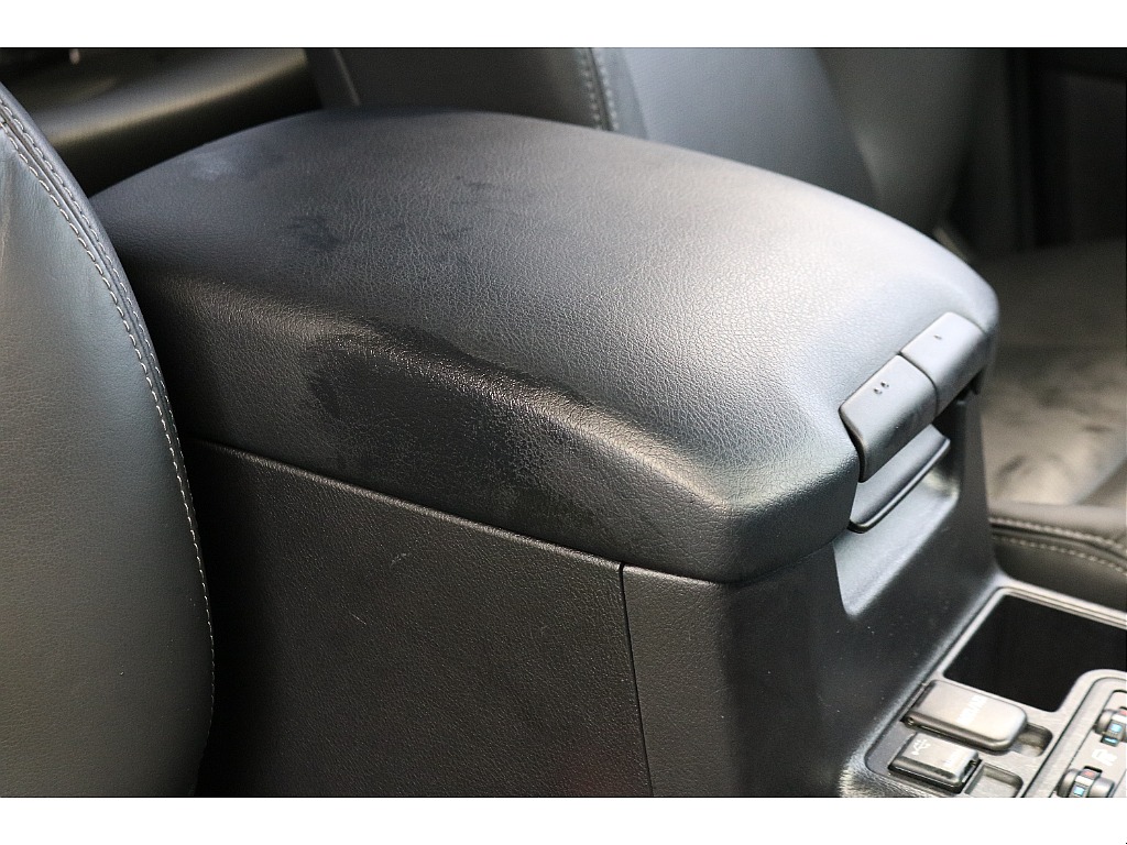 肘置きとしても優秀なセンターコンソール！