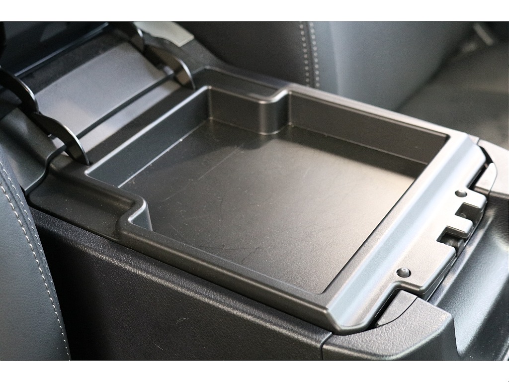 1段目はペンやウェットティッシュなどなど小物の収納が可能です♪