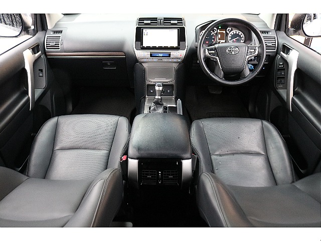 ブラック内装！落ち着いた雰囲気の内装になっております！