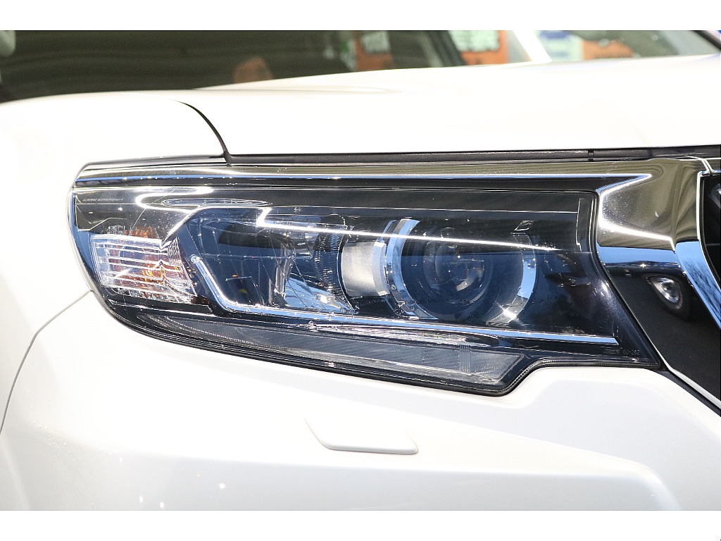 切れ長のLEDヘッドライト！