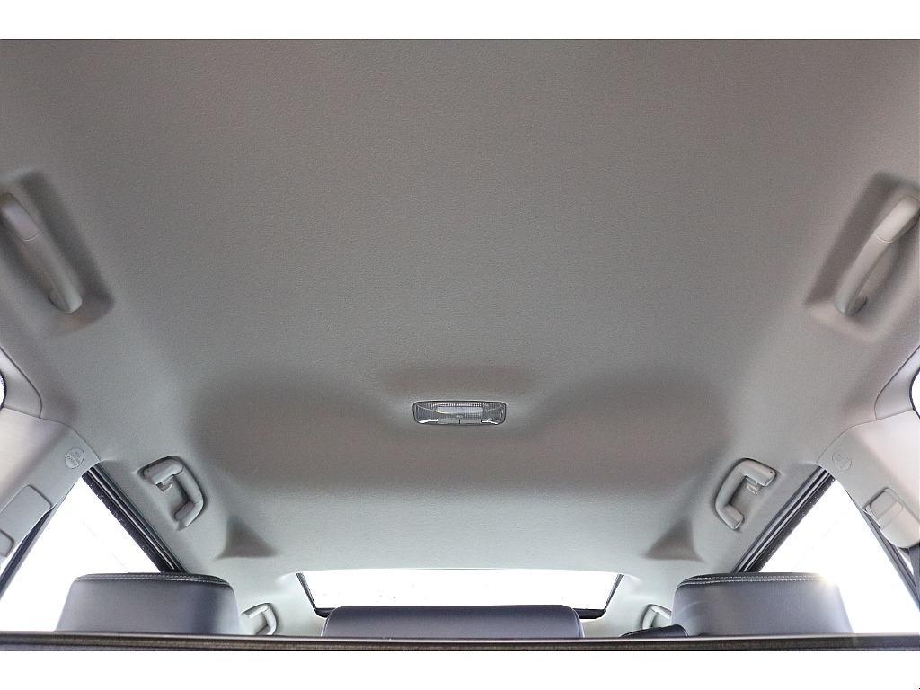 運転席は広々としており、長時間運転でも疲れにくくなっております！