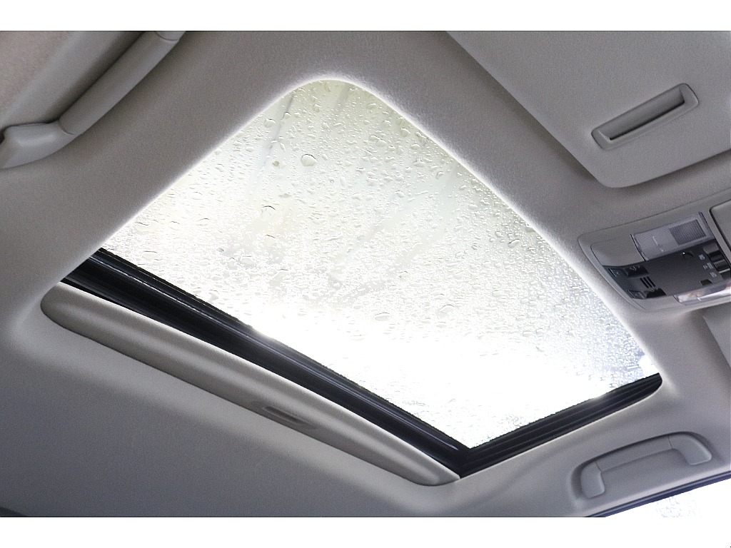 サンルーフ！ 開放感を感じながらのドライブは格別です！