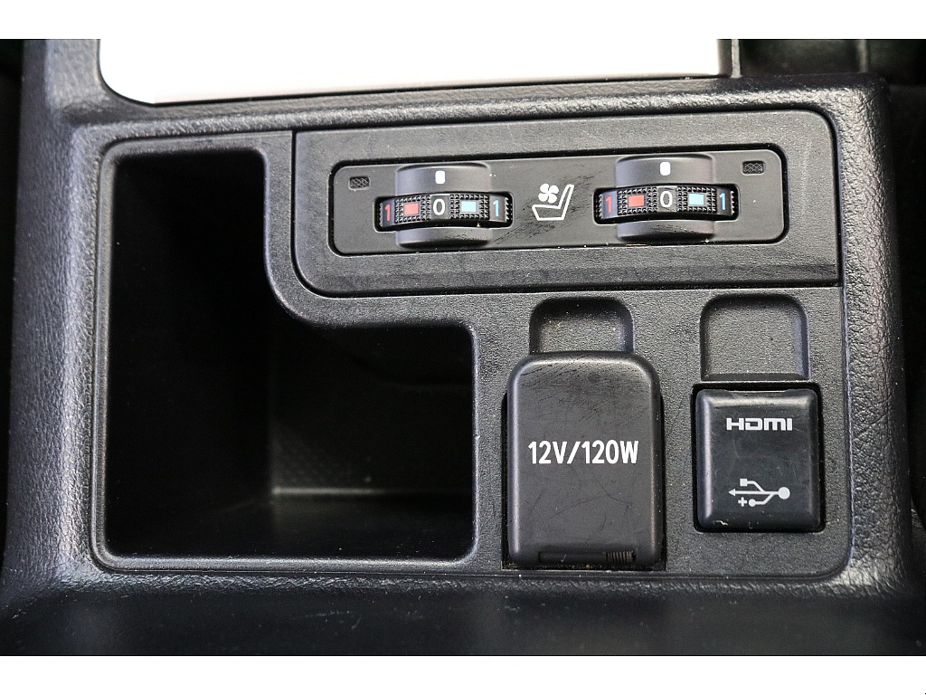 シートエアコン完備！快適すぎて車から降りれなくなってしまうかも、、、、、(笑)