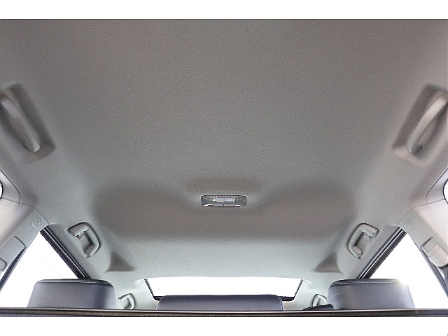 運転席は広々としており、長時間運転でも疲れにくくなっております！