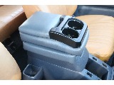 社外コンソールが上部に装備されているため肘置きとしてさらに使いやすくなっております！