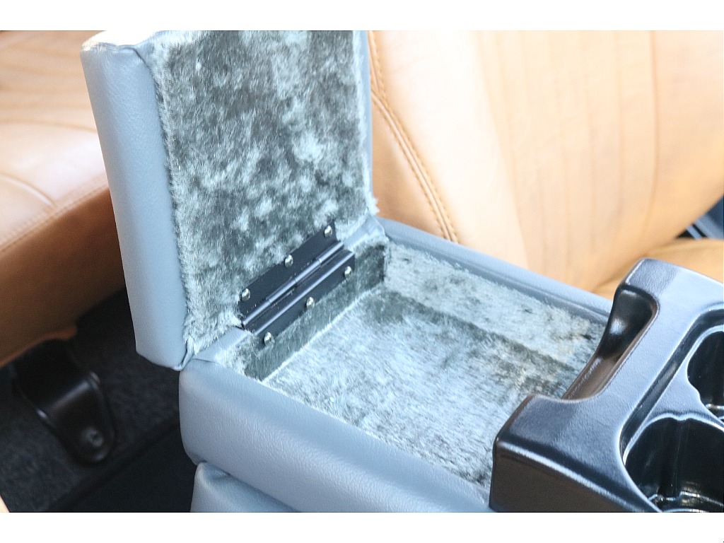 上部にはちょっとした筆記用具やポケットティッシュなどが収納できます。