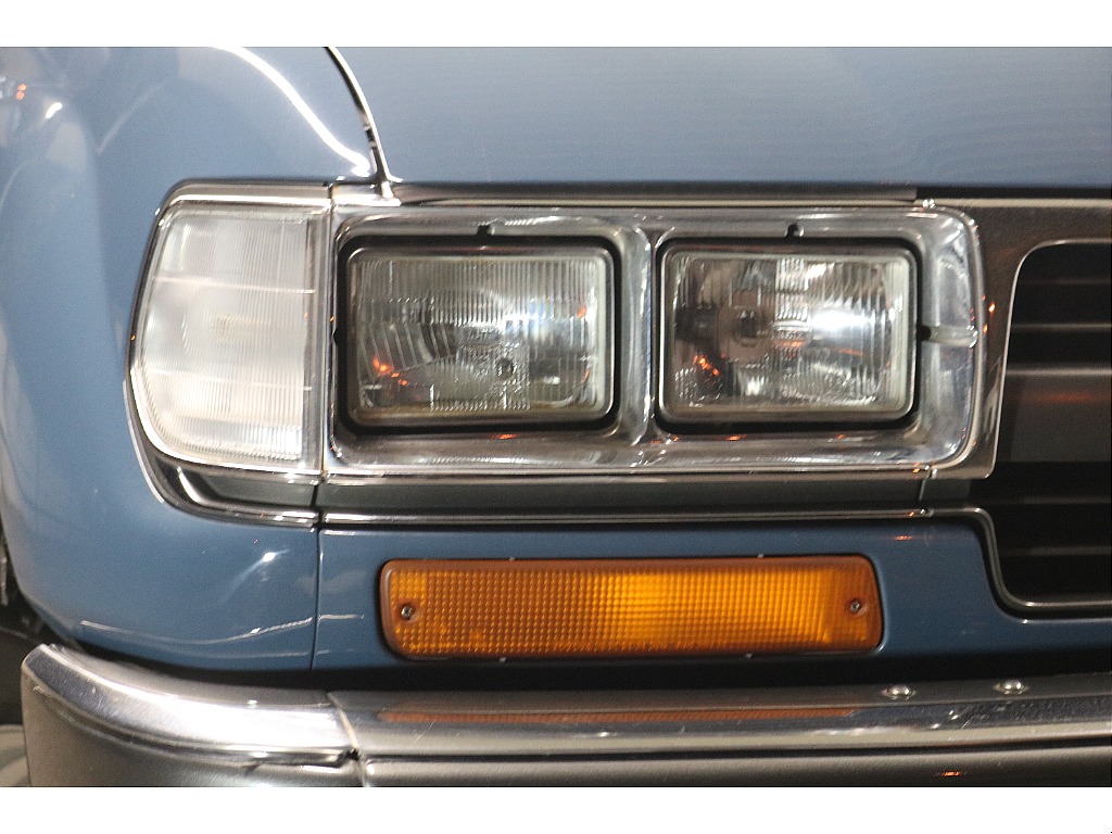 輸出仕様角目四灯！