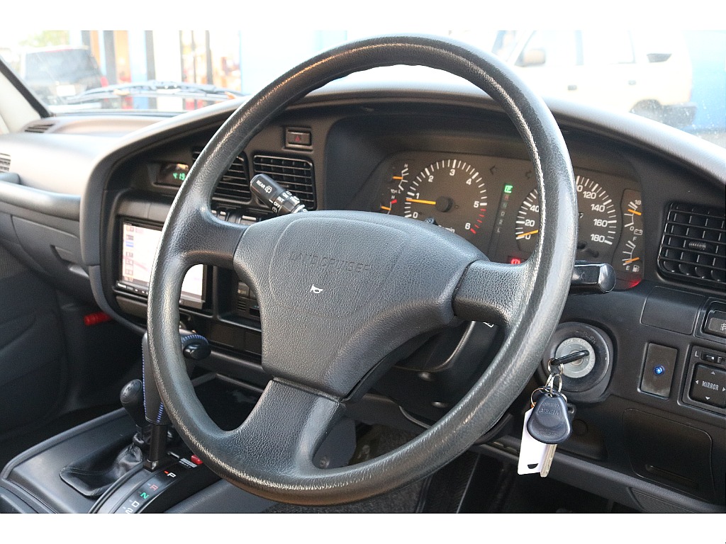 純正ハンドル！ ナルディカスタムや社外ハンドル交換が多い印象ですが、個人的には純正のままも素敵です♪