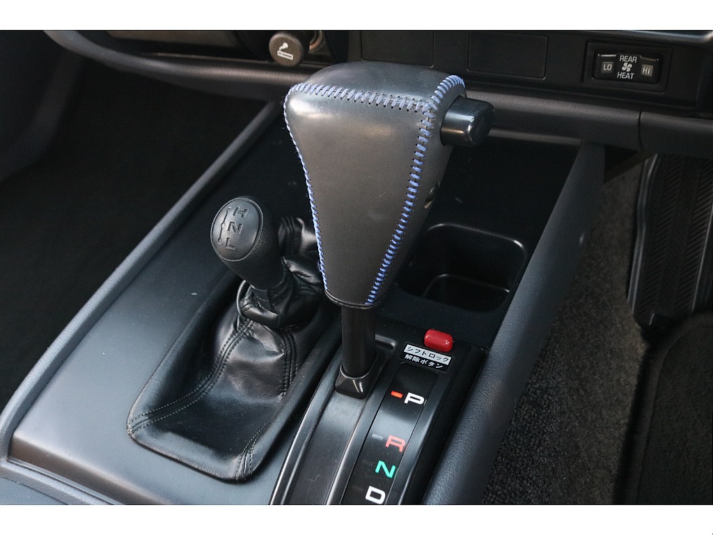 ブルーステッチのシフトノブ！外装色と統一感があって素敵です！