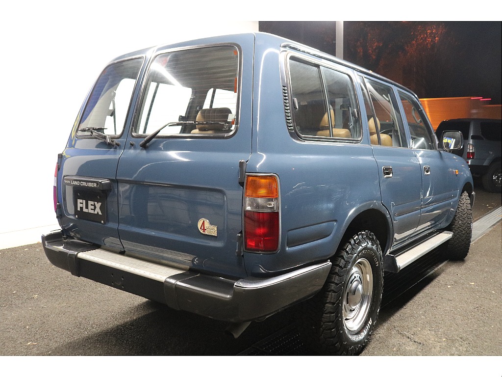 リアは開閉スペースを大きく必要としない観音開き！