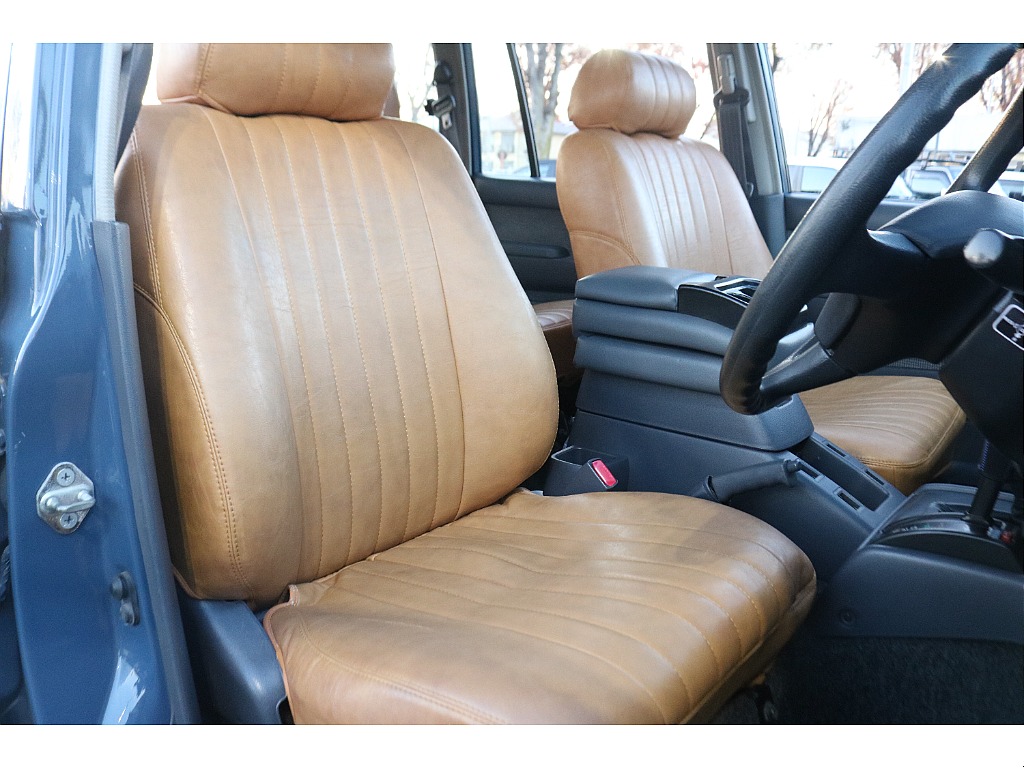 運転席は座り心地もよく、長時間のドライブでも腰や背中を痛めにくいものとなっております！