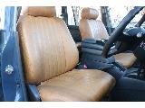 運転席は座り心地もよく、長時間のドライブでも腰や背中を痛めにくいものとなっております！