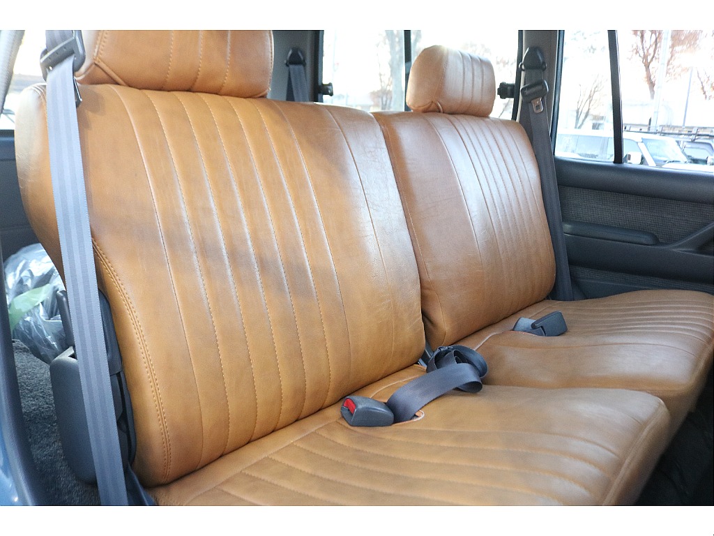 セカンドシートは成人男性2名が乗車してもゆとりが御座います！