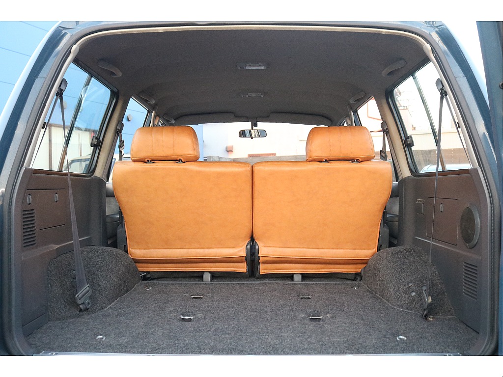 汚れや傷のつきやすいラゲッジルームですが綺麗な状態を保っております！