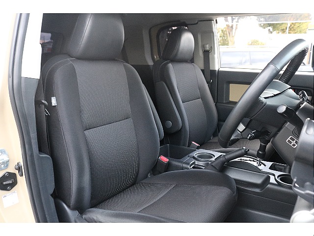 運転席は広い作りとなっており、快適なドライブをお過ごしいただけます!