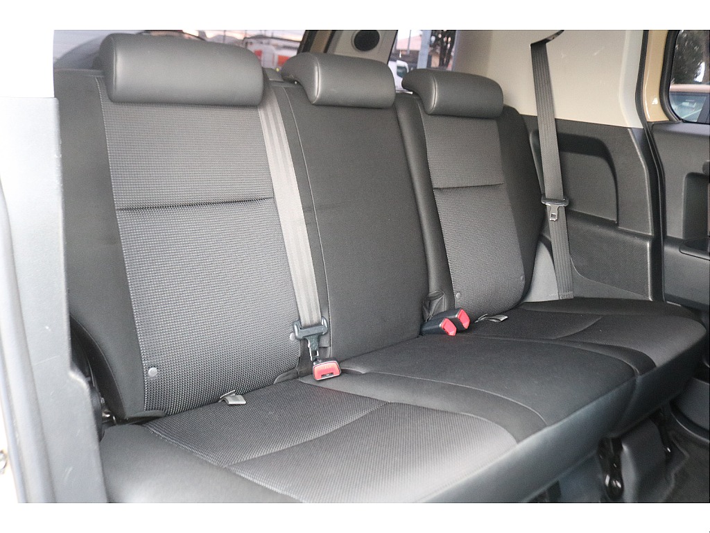 セカンドシートは決して広いわけではありませんが、秘密基地のような安心感のある空間になります♪