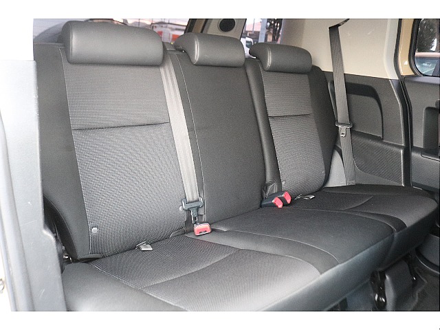 セカンドシートは決して広いわけではありませんが、秘密基地のような安心感のある空間になります♪