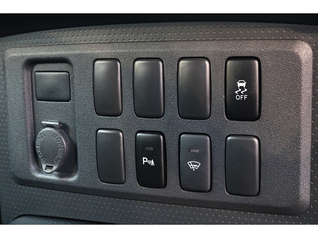 ACソケット！フロントワイパーデアイサー装備車両！